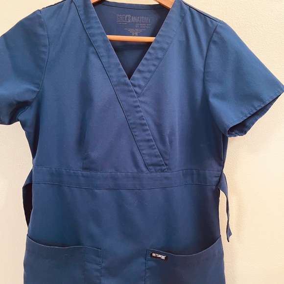 Grey’s Anatomy navy blue scrub top 💙 - Picture 4 of 4